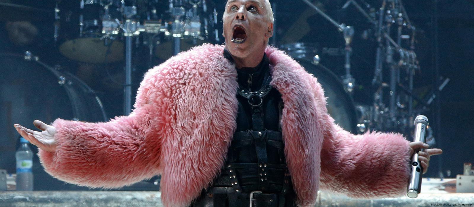 Как вокалист Rammstein разозлил всех одним интервью – DW – 13.11.2020