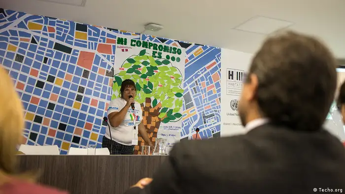 Luisa Polo hablando al micrófono.