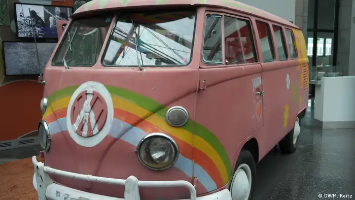 A VW campervan in a history museum | (DW/M. Reitz)