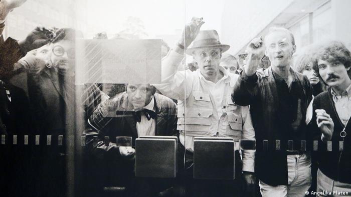 Klaus Staeck und Joseph Beuys klopfen 1970 an die Tür der Düsseldorfer Kunstakademie (Angelika Platen)
