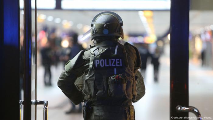 Verletzte bei Axt-Attacke im Düsseldorfer Hauptbahnhof (picture-alliance/dpa/D. Young)