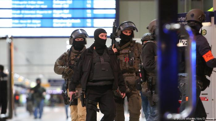 Verletzte bei Axt-Attacke im Düsseldorfer Hauptbahnhof (picture-alliance/dpa/D. Young)