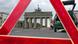 Autopanne vor Brandenburger Tor mit Warndreieck Autopanne vor Brandenburger Tor mit Warndreieck