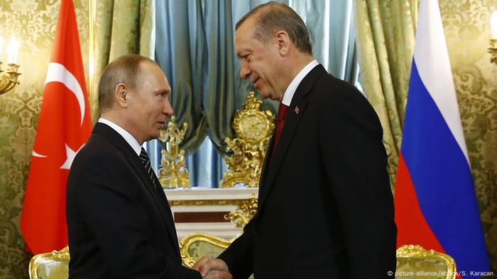 Russland Wladimir Putin und Recep Tayyip Erdogan in Moskau (picture-alliance/abaca/S. Karacan)