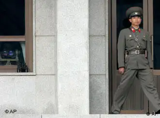 朝鲜边境城市的哨兵