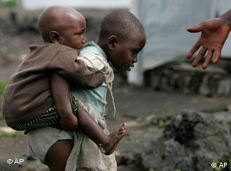Zwei Kinder in einem Flüchtlingslager im östlichen Kongo (Foto: AP/November 2008)