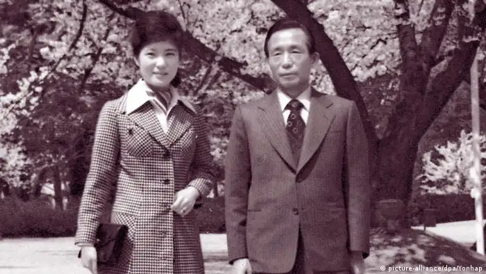Südkorea - gewählte Präsidentin Park Geun-hye und Präsident Park Chung-hee (picture-alliance/dpa/Yonhap)