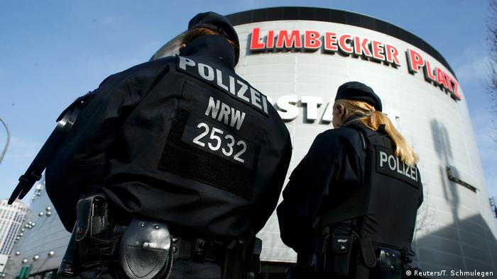 Polizei schließt nach Terrordrohung Einkaufszentrum in Essen (Reuters/T. Schmulegen)