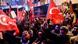 Türkei Demonstrant entfernt niederländische Flagge vom Istanbuler Konsulat Türkei Demonstrant entfernt niederländische Flagge vom Istanbuler Konsulat