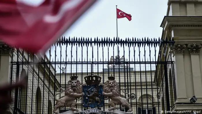 Türkei Istanbul Niederländisches Konsulat türkische Flagge (Getty Images/AFP/Y. Akgul)