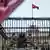 Türkei Demonstrant entfernt niederländische Flagge vom Istanbuler Konsulat