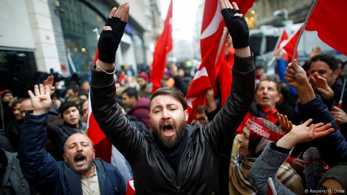 Türkei Niederländisches Konsulat in Istanbul - Protest (Reuters/O. Orsal)