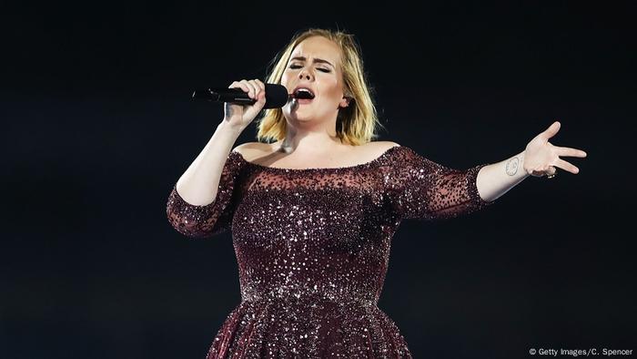 المطربة أديل