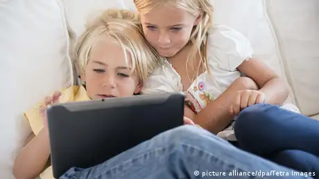Kinder mit einem Tablet Computer (picture alliance/dpa/Tetra Images)