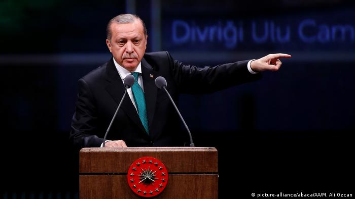 Turkish President Recep Tayyip Erdogan gestures during a speech (picture-alliance/abaca/AA/M. Ali Ozcan)