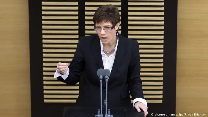 Deutschland Annegret Kramp-Karrenbauer im Landtag Saarland (picture-alliance/dpa/F. von Erichsen)