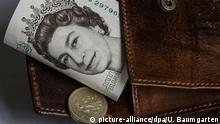 DEUTSCHLAND, BONN - JULI 01: Symbolfoto zu den Themen Brexit, Britische Pfund Sterling, Finanzmarkt, Börse, etc. Das Foto zeigt eine Geldbörse mit einer britischen 5 Pfund Banknote und einer 1 Pfund Münze (Vorder- und Rückseite). | Keine Weitergabe an Wiederverkäufer.
