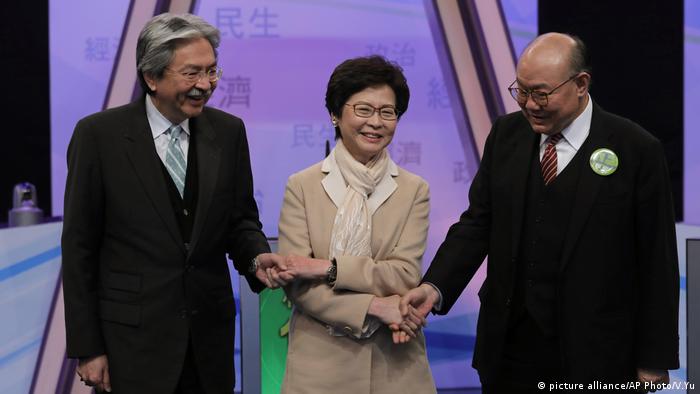 Carrie Lam, John Tsang Chun-wah, Woo Kwok-hing TV Debatte Hongkong (picture alliance/AP Photo/V.Yu)