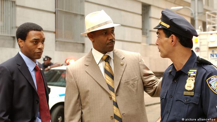 Film still 'Inside Man': Two elegantly dressed black men (one of whom is Denzel Washington) with a white police officer.