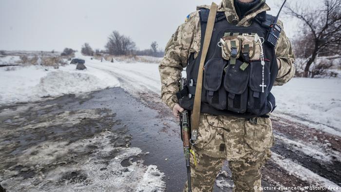 Ukraine Soldat an einem Checkpoint zur Ostukraine