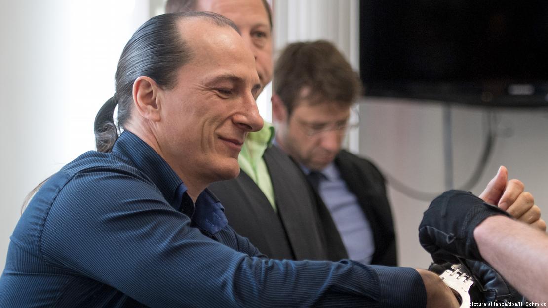 2017'de başka bir davadan yargılandığı sırada mahkemede bileklerinden kelepçeleri çıkartılan Almanya Krallığı adlı derneğin kurucusu Peter Fitzek.