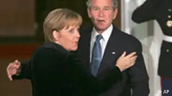 Finanzgipfel Angela Merkel trifft in Washington ein und wird von George W. Bush begrüßt