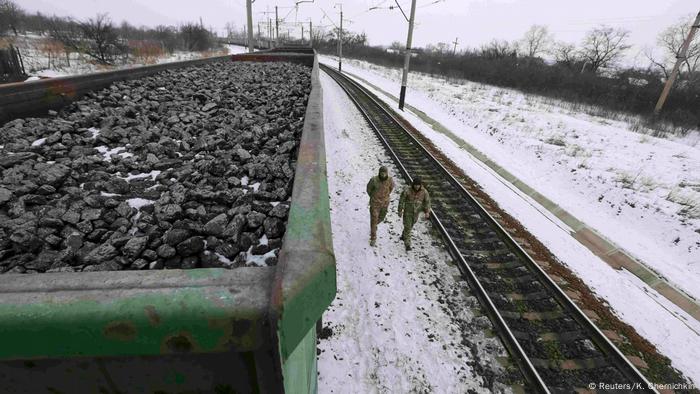 Архівне фото. Активісти блокують на виїзді з ДНР потяг з вугіллям, лютий 2017 року Архівне фото. Активісти блокують на виїзді з ДНР потяг з вугіллям, лютий 2017 року