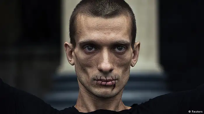 Pjotr Pawlenski demonstriert mit zugenähtem Mund gegen den Pussy-Riot-Prozess