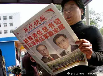 Chinese newspapers splash prominently photos of President Jiang Zemin and his successor Vice President Hu Jintao, at a news-stand in the eastern city of Nanjing, 16 November 2002. President Jiang Zemin loomed large in the Chinese media a day after he ceded the Communist Party chief's post to Hu Jintao while packing the new leadership line-up with allies and staying on as military head. dpa