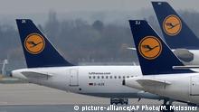 FILE - In this Dec. 1, 2014 file photo Lufthansa planes are parked at the airport in Duesseldorf, Germany. Lufthansa and their pilots found an agreement over all their rate disputes. (AP Photo/Martin Meissner, File) |+++ zu dpa: Lufthansa schafft 2016 erneuten Rekordgewinn