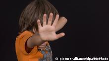 Junge wehrt sich und haelt sich die Arme schuetzend vor das Gesicht | boy reacts against somebody | Verwendung weltweit