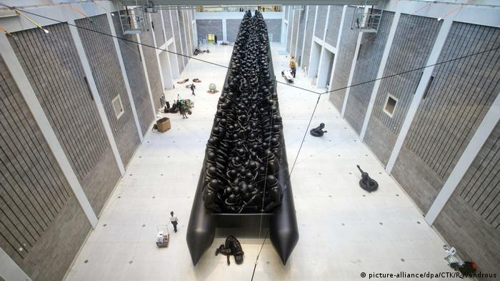 Ai Weiwei artwork 70-meter-long inflatable boat with 258 faceless refugee figures (picture-alliance/dpa/CTK/R. Vondrous)