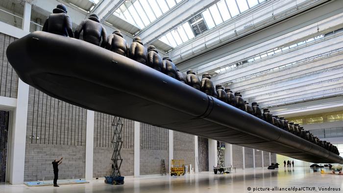 Ai Weiwei - Flüchtlingsboot in Prag