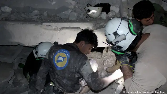 Syrien Bergungsarbeiten nach Luftangriffen auf Moschee in Aleppo (picture-alliance/abaca/I. Ebu Leys )