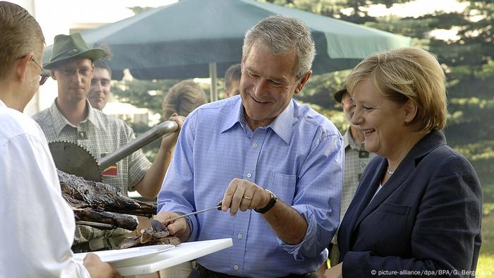 George W. Bush et Angela Merkel font un barbecue en Allemagne en 2006.