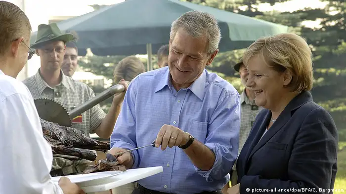 Deutschland George W. Bush beim Grillen in Trinwillershagen (picture-alliance/dpa/BPA/G. Bergmann)