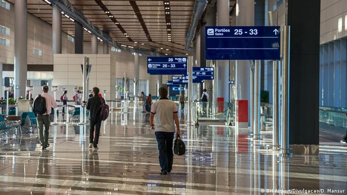 Pessoas andam em aeroporto