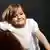 Deutschland Zufriedenheit Symbolbild Mädchen mit Schaukelpferd