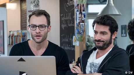 Max et Tarek aident volontiers Nico, mais ils sont distraits en ce moment.