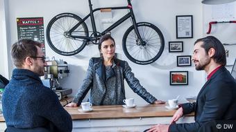 Pepe und Max besuchen Yara in ihrem Fahrradladen. Sie haben ein Angebot für sie.