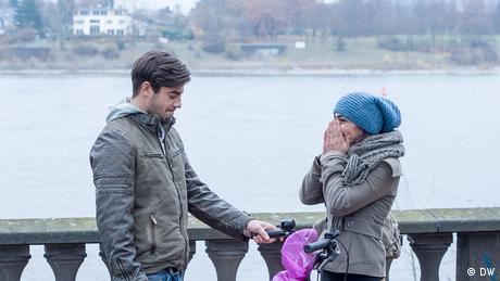 Nico, Selma’ya armağanıyla büyük bir zevk verir.