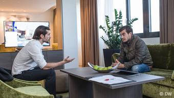 Nico freut sich: Pepe bringt ihn in die Filmbranche.