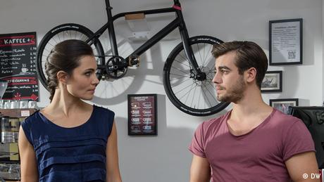 Nico, yara teyzesinden bir iyilik istemek için geldi.