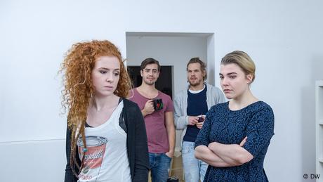 Nina et Lisa se disputent. À cette occasion, quelque chose sur Nina est révélé.