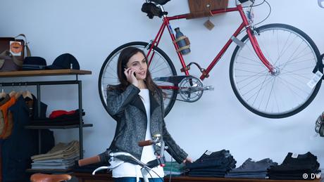 Yara, kız arkadaşıyla günün planlarını tartışıyor.