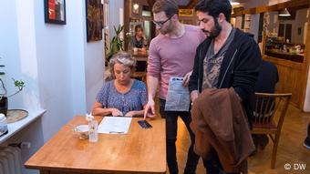 Tarek und Max haben Inge vorher noch nie mit einem Smartphone gesehen.