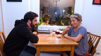 Inge redet mit Tarek über Jacques, ihre neue Bekanntschaft.