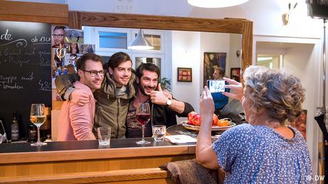 Max ve Tarek yakında bir yıldönümünü kutlayacaklar.