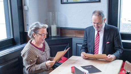 Inge ve Jazques yiyecek bir şeyler sipariş ediyorlar.