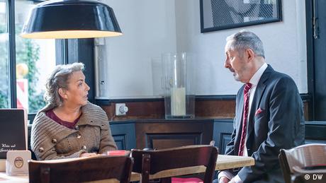 Jacques restoranda Inge ile konuşur.